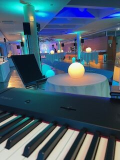 Sähköpiano valmiina juhlatilassa ennen pianistin esiintymistä