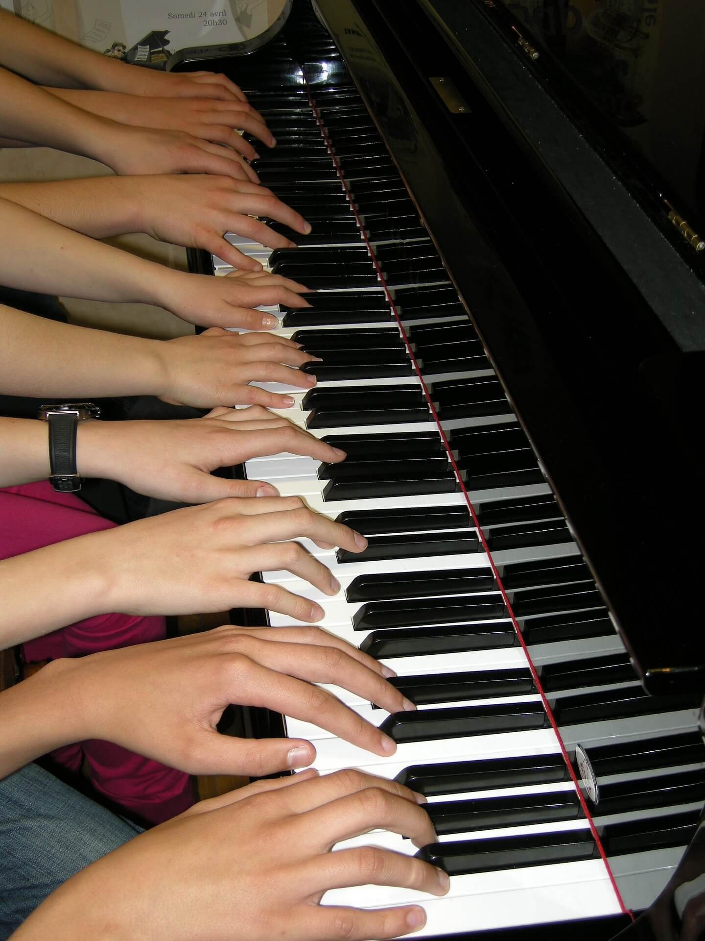 Oppilaita harjoittelemassa pianonsoittoa yhdessä pianotunnilla.