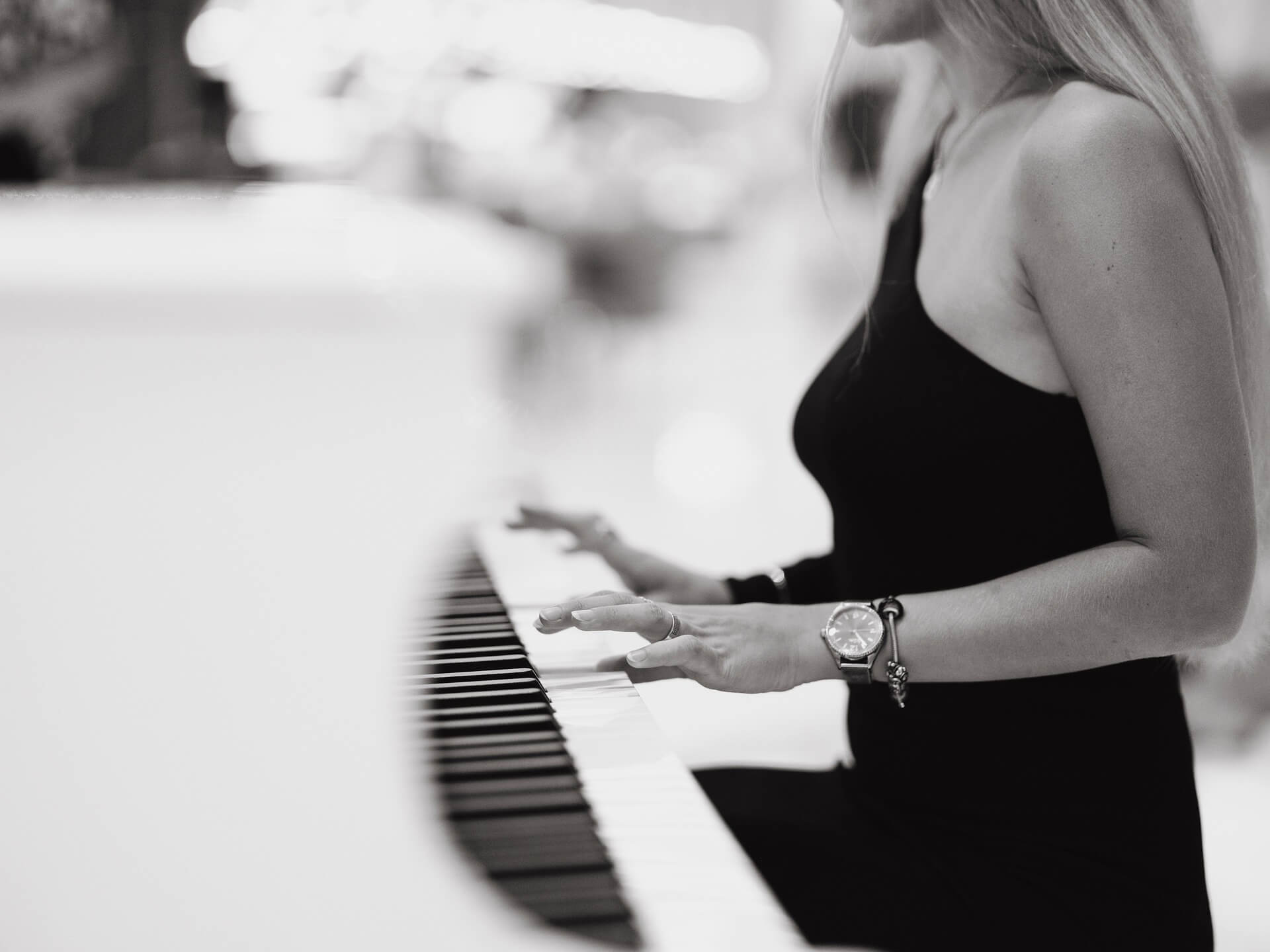 Pianisti esiintyy syntymäpäiväjuhlissa ja luo tunnelmallista livemusiikkia yksityistilaisuuteen.